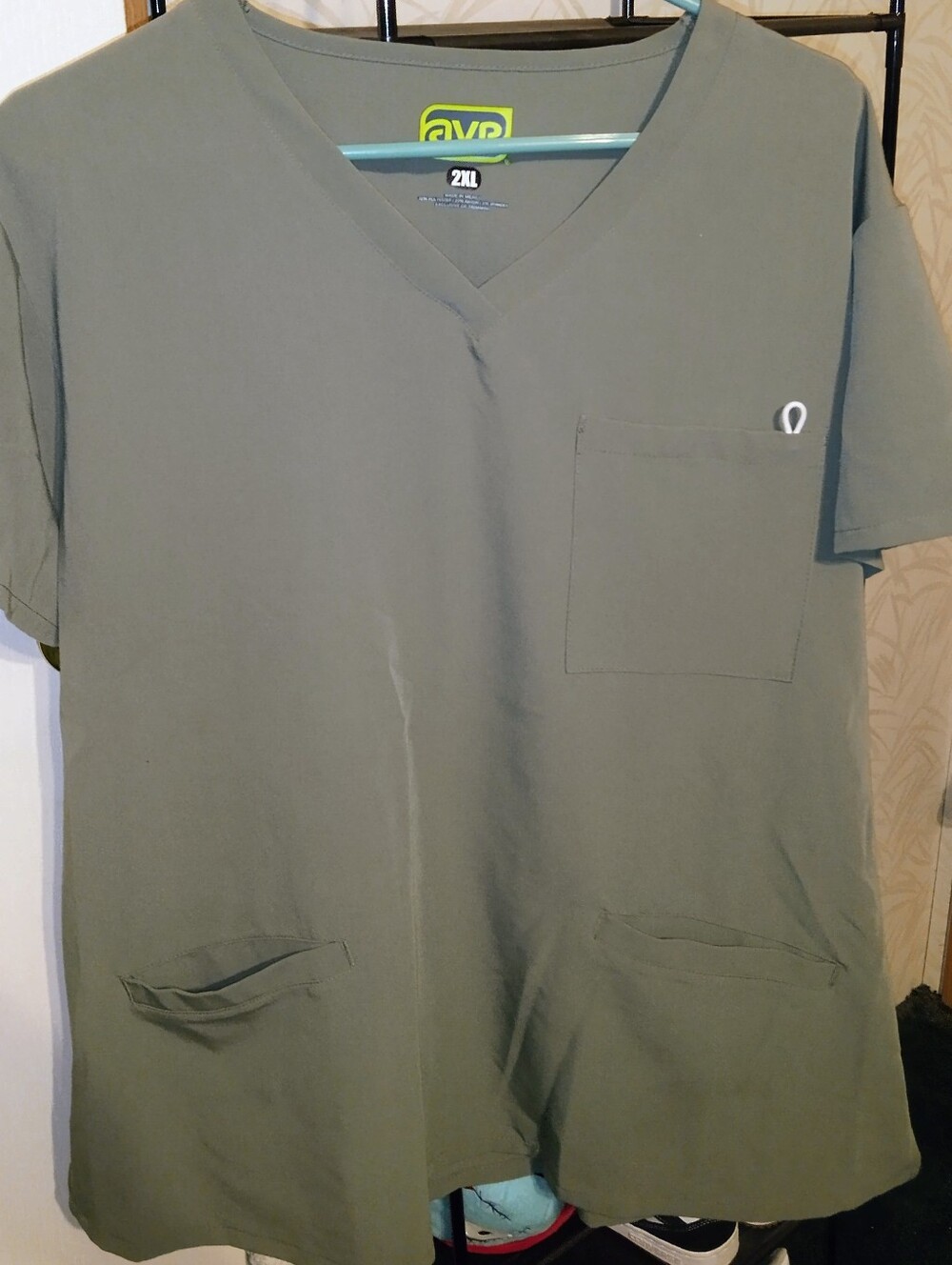 NWOT Medline Ave V-Neck Pocket Scrub Top - Olive Green Size 2XL Rayon Blended